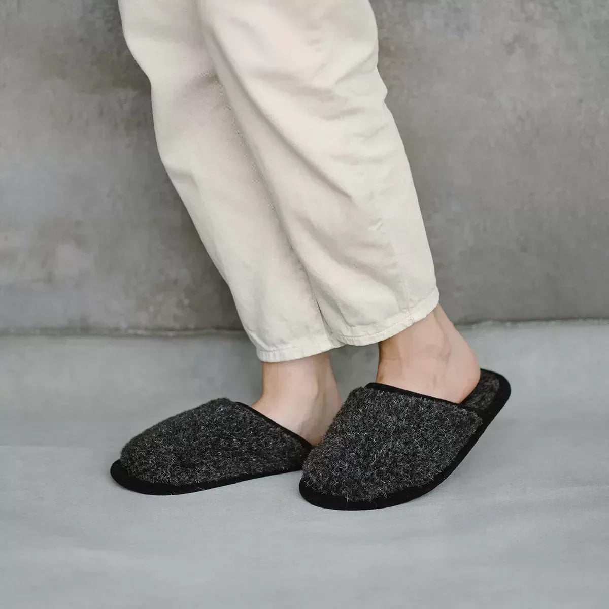 Merino wool slippers Granite at home